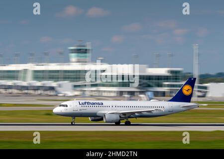 Lufthansa Airbus A320-214 mit der Flugzeugregistrierung D-AIZF startet auf der Südbahn 26L des Münchner Flughafens MUC EDDM Stockfoto
