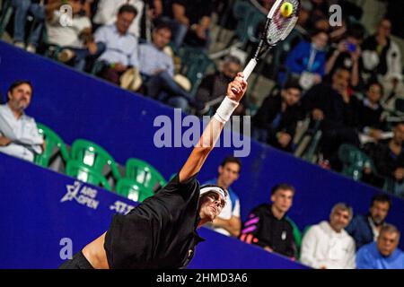 Buenos Aires, Capital Ferderal, Argentinien: 8. Februar 2022, Ciudad AutÃ³noma nach 965 Tagen Inaktivität und vier Operationen, der argentinische Tennisspieler, ehemalige Nummer 3 in der Welt, .Champion des Davis Cup 2016, der United States Open 2009 und Doppel-Olympiasieger (Silber in Rio de Janeiro 2016 und Bronze in London 2012) Juan MartÃ-n Del Potro, verloren bei seinem Debüt bei den Argentine Open gegen seinen Landsmann und Freund Federico Delbonis 6-1 und 6-3. Obwohl er es vermied, bei seinem Comeback seinen endgültigen Rücktritt bekannt zu geben, In der ersten Runde des ATP 250 .in Argentinien bei t Stockfoto