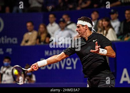 Buenos Aires, Capital Ferderal, Argentinien: 8. Februar 2022, Ciudad AutÃ³noma nach 965 Tagen Inaktivität und vier Operationen, der argentinische Tennisspieler, ehemalige Nummer 3 in der Welt, .Champion des Davis Cup 2016, der United States Open 2009 und Doppel-Olympiasieger (Silber in Rio de Janeiro 2016 und Bronze in London 2012) Juan MartÃ-n Del Potro, verloren bei seinem Debüt bei den Argentine Open gegen seinen Landsmann und Freund Federico Delbonis 6-1 und 6-3. Obwohl er es vermied, bei seinem Comeback seinen endgültigen Rücktritt bekannt zu geben, In der ersten Runde des ATP 250 .in Argentinien bei t Stockfoto