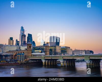 City of London. Sonnenuntergang über der City und Cannon Street Station. Walkie-Talkie, Twentytwo, Gherkin, Bishopgate, Leadenhall Building, Käsereiher. Stockfoto