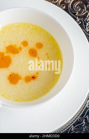 Gewürzte Fischsuppe auf einem weißen Porzellanteller Stockfoto