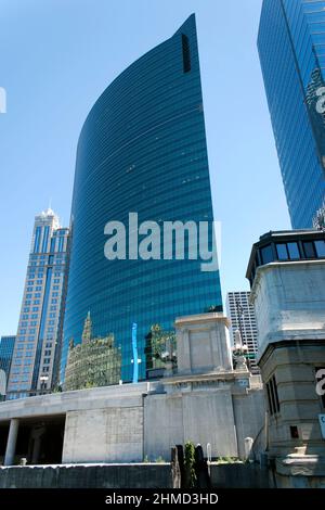 Blick auf 333 Wacker Drive, vom Chicago River, Chicago, Illinois Stockfoto