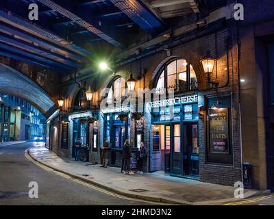 Traditioneller Londoner Pub. Keshire Cheese, 48 Gebrüste, Wapping. Unter der Eisenbahnbrücke, Stockfoto