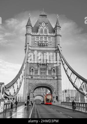 Tower Bridge London mit rotem Bus. Stockfoto