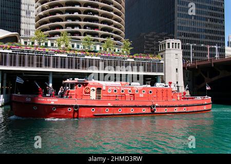 Der Victor L. Schlaeger, der in der Nähe der Marina City Towers festgemacht ist. Sie war ein Feuerboot, das von der Feuerwehr von Chicago von 1949 bis 2010 betrieben wurde. Stockfoto