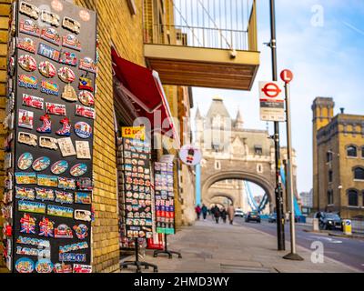 Tower Bridge; Tourist, Kühlschrankmagnete,. London, Tourist, Stockfoto