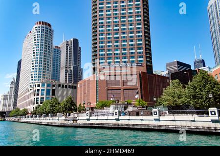 Blick auf das Chicago Sheraton Grand Hotel vom Chicago River Stockfoto