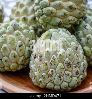 Frische Zuckeräpfel oder Süßstoffe (Annona squamosa), Bali, Indonesien. Stockfoto