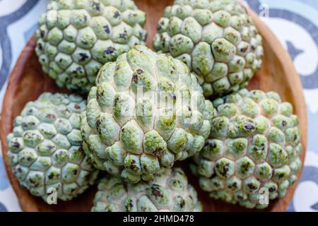 Frische Zuckeräpfel oder Süßstoffe (Annona squamosa), Bali, Indonesien. Stockfoto