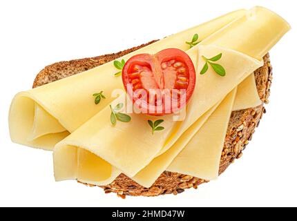Gouda-Käsescheiben auf Roggenbrot isoliert, Draufsicht Stockfoto