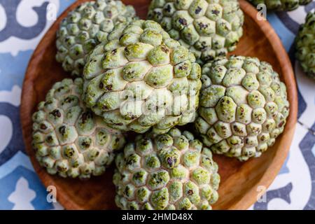 Frische Zuckeräpfel oder Süßstoffe (Annona squamosa), Bali, Indonesien. Stockfoto