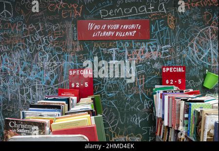 S ign auf der East 12th Street vor dem Strand Bookstore bitten Sie die Kunden, ihren bevorzugten literarischen Bösewicht auszuwählen. In Manhattan, New York City. Stockfoto