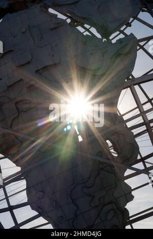 Eine ungewöhnliche Ansicht der Unisphere in Queens mit der Sonne scheint durch die Karte von Afrika. Flushing Meadows Corona Park in Queens, New York. Stockfoto