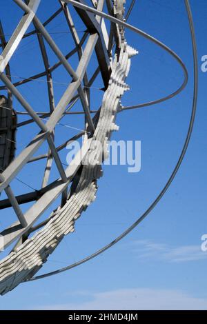 Eine ungewöhnliche Ansicht eines Teils der Unisphere, der die südamerikanische Kartenansicht zeigt. Im Flushing Meadows Corona Park in Queens, New York. Stockfoto