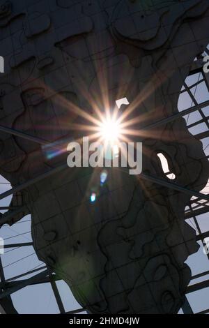 Ein ungewöhnlicher Blick auf die Unisphere in Queens mit der Sonne, die durch die Landkarte von Afrika scheint. Im Flushing Meadows Corona Park in Queens, New York. Stockfoto