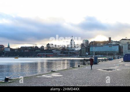 Die eisige Stockholmer Stadtfähre und das Flussufer von Gamla Stan im Winter mit Blick auf Sodermalm, Stockholm, Schweden. Hochwertige Fotos. Stockfoto