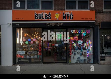 Das Äußere von Bulbs NYC, einem speziellen Beleuchtungsgeschäft in der West 14th Street in Lower manhattan. Stockfoto