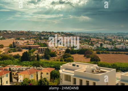 Luxushäuser auf dem Gipfel des Berges in Paphos. Stockfoto