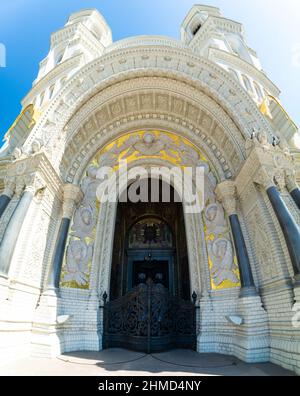 SANKT-PETERSBURG, RUSSLAND - 08. JULI 2021: Eingang zur Schiffskathedrale des Heiligen Nikolaus mit schöner Dekoration, Kronstadt, Sankt-Petersburg, R Stockfoto