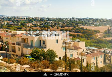 Luxushäuser auf dem Gipfel des Berges in Paphos. Stockfoto