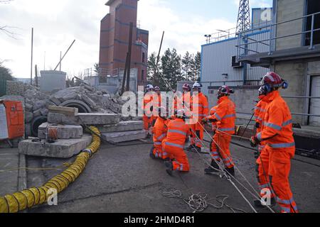 Tyne und Wear Fire and Rescue Service Officers werden in einer neuen, hochmodernen Trainingseinrichtung geschult, die Feuerwehrleuten bei der Rettung von Opfern aus eingestürzten Gebäuden im Service Headquarters in Barmston Mere, Washington, Sunderland, helfen soll. Bilddatum: Mittwoch, 9. Februar 2022. Stockfoto