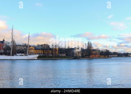 Skeppsholmen Insel direkt am Meer und angedockt Boot, im Zentrum des Stockholmer Archipels an einem klaren Wintertag, Schweden. Hochwertige Fotos. Stockfoto