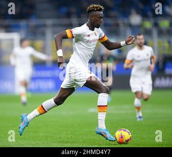 Mailand, Italien. 08th. Februar 2022. Tammy Abraham von AS Roma beim italienischen Cup-Spiel zwischen dem FC Internazionale und AS Roma im Stadio San Siro, Mailand, Italien, am 8. Februar 2022. Kredit: Giuseppe Maffia/Alamy Live Nachrichten Stockfoto