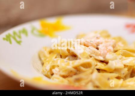 Tagliatelle Pasta mit Garnelen mit Sauce in der Telleransicht. Italienisches Gericht Stockfoto