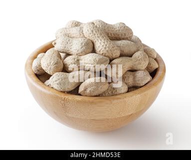 Rohe Erdnüsse in Holzschüssel isoliert auf weißem Grund mit Schneideweg Stockfoto