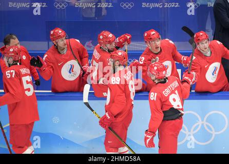 Peking, China. . 09th. Februar 2022. ROC-Athleten feiern den Torreigen beim Eishockey-Vorrunde der Männer, Gruppe B zwischen ROC und der Schweiz, im National Indoor Stadium in Peking, der Hauptstadt Chinas, am 9. Februar 2022. (Xinhua/Li An) Quelle: Xinhua/Alamy Live News Stockfoto