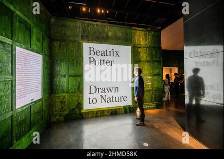 London, Großbritannien. 9th. Februar 2022. Beatrix Potter: Drawn to Nature (in Partnerschaft mit dem National Trust) beim V&A. Es läuft vom 12. Februar 2022 bis zum 8. Januar 2023. Kredit: Guy Bell/Alamy Live Nachrichten Stockfoto