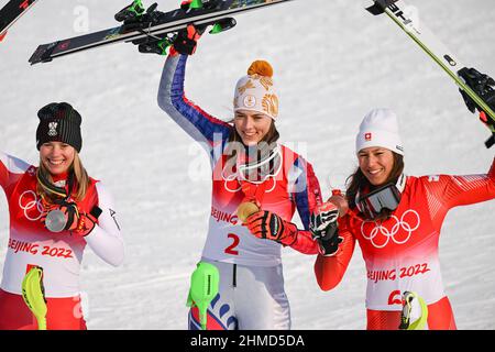 Peking, China. 9th. Februar 2022. Silbermedaillengewinnerin Katharina Liensberger aus Österreich, Goldmedaillengewinnerin Petra Vlhova aus der Slowakei und Bronzemedaillengewinnerin Wendy Holdener aus der Schweiz (von L ro R) posieren für Fotos während der Preisverleihung des Damen-Slaloms im Nationalen Ski-Zentrum im Bezirk Yanqing, Peking, Hauptstadt von China, 9. Februar, 2022. Quelle: Lian Zhen/Xinhua/Alamy Live News Stockfoto