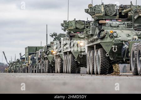 Vilseck, Deutschland. 09th. Februar 2022. Stryker-Radpanzer der US-Armee stehen auf dem Gelände des militärischen Trainingsgebietes Grafenwoehr. Die US-Armee verlegt rund 1.000 Soldaten einschließlich Panzer und Militärfahrzeuge von ihrem Stützpunkt in Vilseck in der Oberpfalz nach Rumänien. Quelle: Armin Weigel/dpa/Alamy Live News Stockfoto