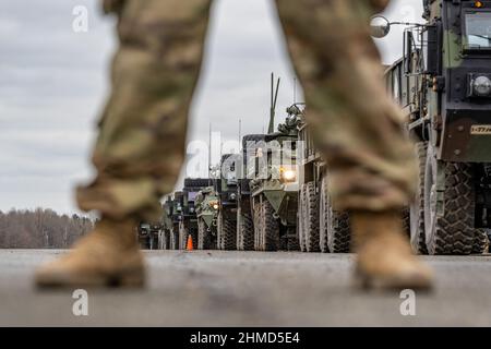 Vilseck, Deutschland. 09th. Februar 2022. Militärfahrzeuge der US-Armee stehen auf dem Gelände des militärischen Ausbildungsgebietes Grafenwoehr. Die US-Armee verlegt rund 1.000 Soldaten einschließlich Panzer und Militärfahrzeuge von ihrem Stützpunkt in Vilseck in der Oberpfalz nach Rumänien. Quelle: Armin Weigel/dpa/Alamy Live News Stockfoto