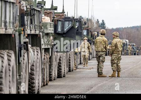 Vilseck, Deutschland. 09th. Februar 2022. Militärfahrzeuge der US-Armee stehen auf dem Gelände des militärischen Ausbildungsgebietes Grafenwoehr. Die US-Armee verlegt rund 1.000 Soldaten einschließlich Panzer und Militärfahrzeuge von ihrem Stützpunkt in Vilseck in der Oberpfalz nach Rumänien. Quelle: Armin Weigel/dpa/Alamy Live News Stockfoto