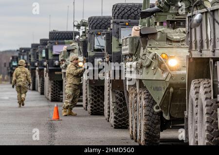 Vilseck, Deutschland. 09th. Februar 2022. Militärfahrzeuge der US-Armee stehen auf dem Gelände des militärischen Ausbildungsgebietes Grafenwoehr. Die US-Armee verlegt rund 1.000 Soldaten einschließlich Panzer und Militärfahrzeuge von ihrem Stützpunkt in Vilseck in der Oberpfalz nach Rumänien. Quelle: Armin Weigel/dpa/Alamy Live News Stockfoto