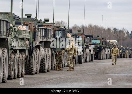 Vilseck, Deutschland. 09th. Februar 2022. Militärfahrzeuge der US-Armee stehen auf dem Gelände des militärischen Ausbildungsgebietes Grafenwoehr. Die US-Armee verlegt rund 1.000 Soldaten einschließlich Panzer und Militärfahrzeuge von ihrem Stützpunkt in Vilseck in der Oberpfalz nach Rumänien. Quelle: Armin Weigel/dpa/Alamy Live News Stockfoto