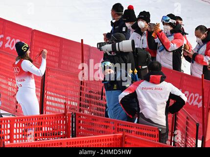 Peking, China. 9th. Februar 2022. Sara Hector aus Schweden demonstriert ihre Goldmedaille im Alpinen Ski-Riesenslalom der Frauen im Nationalen Alpinen Ski-Zentrum im Bezirk Yanqing, Peking, der Hauptstadt Chinas, am 9. Februar 2022. Quelle: Lian Zhen/Xinhua/Alamy Live News Stockfoto