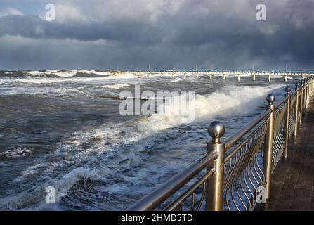 Schwerer Sturm an der ostsee an sonnigen Wintertagen Stockfoto