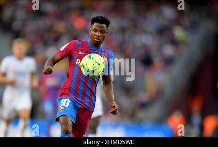 Ansu Fati (10) des FC Barcelona während des zehnten Tages des La Liga Santader-Spiels zwischen dem FC Barcelona und Real Madrid im Camp Nou Stadion am 24. Oktober 2021 in Barcelona, Spanien. Stockfoto