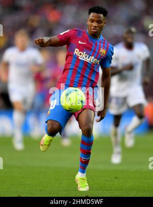 Ansu Fati (10) des FC Barcelona während des zehnten Tages des La Liga Santader-Spiels zwischen dem FC Barcelona und Real Madrid im Camp Nou Stadion am 24. Oktober 2021 in Barcelona, Spanien. Stockfoto