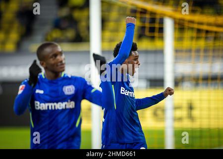 Jubel: Moussa Diaby (Leverkusen), Jeremie Frimpong (Leverkusen) Borussia Dortmund - Bayer Leverkusen 06.02.2022, Fußball; Bundesliga, Saison 2021/22 Stockfoto