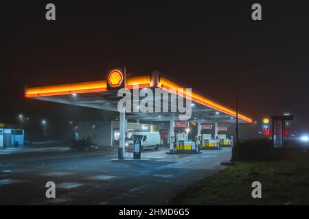 Shell-Tankstelle in der Nacht Stockfoto