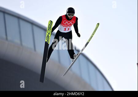 Zhangjiakou, Chinas Provinz Hebei. 9th. Februar 2022. Dmytro Mazurchuk aus der Ukraine tritt während der nordischen kombinierten Einzelschanze Gundersen Normal Hill/10km, Skisprungrunde im Nationalen Skisprungzentrum in Zhangjiakou, nordchinesische Provinz Hebei, am 9. Februar 2022 an. Kredit: Zhan Yan/Xinhua/Alamy Live Nachrichten Stockfoto