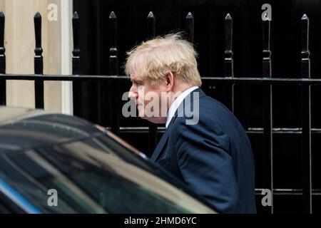 London, Großbritannien. 9. Februar 2022. Boris Johnson, Premierminister, verlässt die Downing Street 10, um Fragen des Premierministers (PMQs) im Unterhaus zu stellen. Der Premierminister steht unter dem Druck der Abgeordneten, sich für Kommentare zu entschuldigen oder sich zurückzuziehen, die der Labour-Vorsitzende Kier Starmer in der vergangenen Woche bei der Fragestunde im Zusammenhang mit dem Fall Jimmy Saville abgegeben hat. Kredit: Stephen Chung/Alamy Live Nachrichten Stockfoto