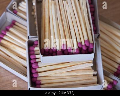 Mehrere Boxen gefüllt mit Streichhölzern, eine Nahaufnahme. Streichholzschachteln. Stockfoto