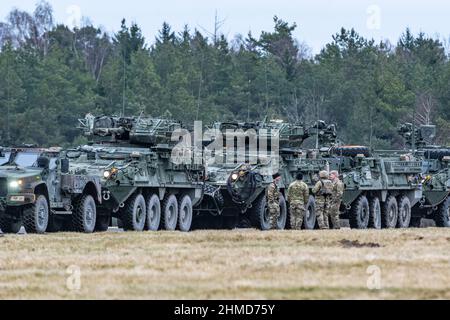 Vilseck, Deutschland. 09th. Februar 2022. Stryker-Radpanzer der US-Armee stehen auf dem Gelände des militärischen Trainingsgebietes Grafenwoehr. Die US-Armee verlegt rund 1.000 Soldaten einschließlich Panzer und Militärfahrzeuge von ihrem Stützpunkt in Vilseck in der Oberpfalz nach Rumänien. Quelle: Armin Weigel/dpa/Alamy Live News Stockfoto