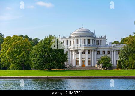 Das historische Gebäude des Kaiserlichen Sommerpalastes auf der Insel Elagin in St. Petersburg. Stockfoto