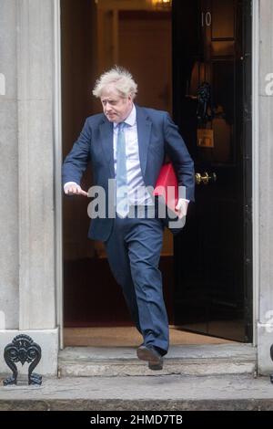 London, Großbritannien. 9th. Februar 2022. Premierminister Boris Johnson verlässt die Downing Street 10 zur Fragestunde im Unterhaus. Quelle: Lucy North/Alamy Live News Stockfoto