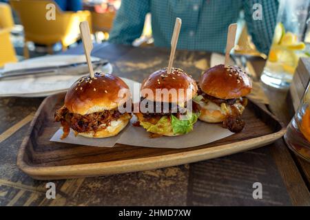 3 verschiedene Arten von Burger-Verkostung in einem Restaurant . Stockfoto